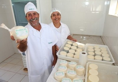 Amaro e Carlinda devem triplicar produção de queijos em breve (Foto: Edmar Wellington)