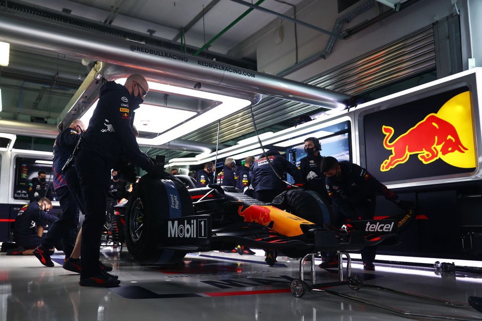 Mecânicos da RBR preparam carro de Max Verstappen para a classificação do GP da Rússia — Foto:  Mark Thompson/Getty Images