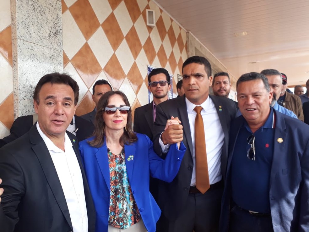 Ao centro da foto, Cabo Daciolo e Suelene Balduino, do Patriota (Foto: Adriano Oliveira/G1)