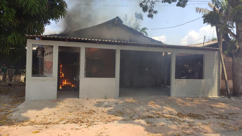 Incêndio atinge fábrica de joias que funcionava em uma casa em Santana, no Amapá — Foto: CBM/Divulgação