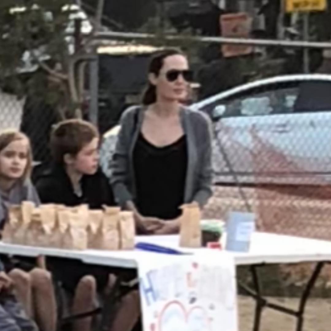 Angelina Jolie é flagrada ao levar filhos para vender biscoitos de cachorros (Foto: Reprodução/ Instagram)