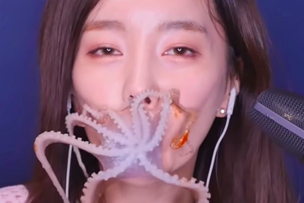 A youtuber sul-coreana Ssoyoung em um dos vídeos polêmicos nos quais aparece comendo animais vivos (Foto: Instagram)