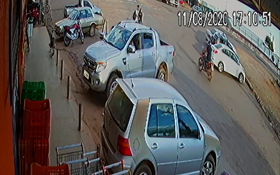 Câmeras de monitoramento mostram quando a menina entra em um carro — Foto: Verônica da Silva/Arquivo pessoal