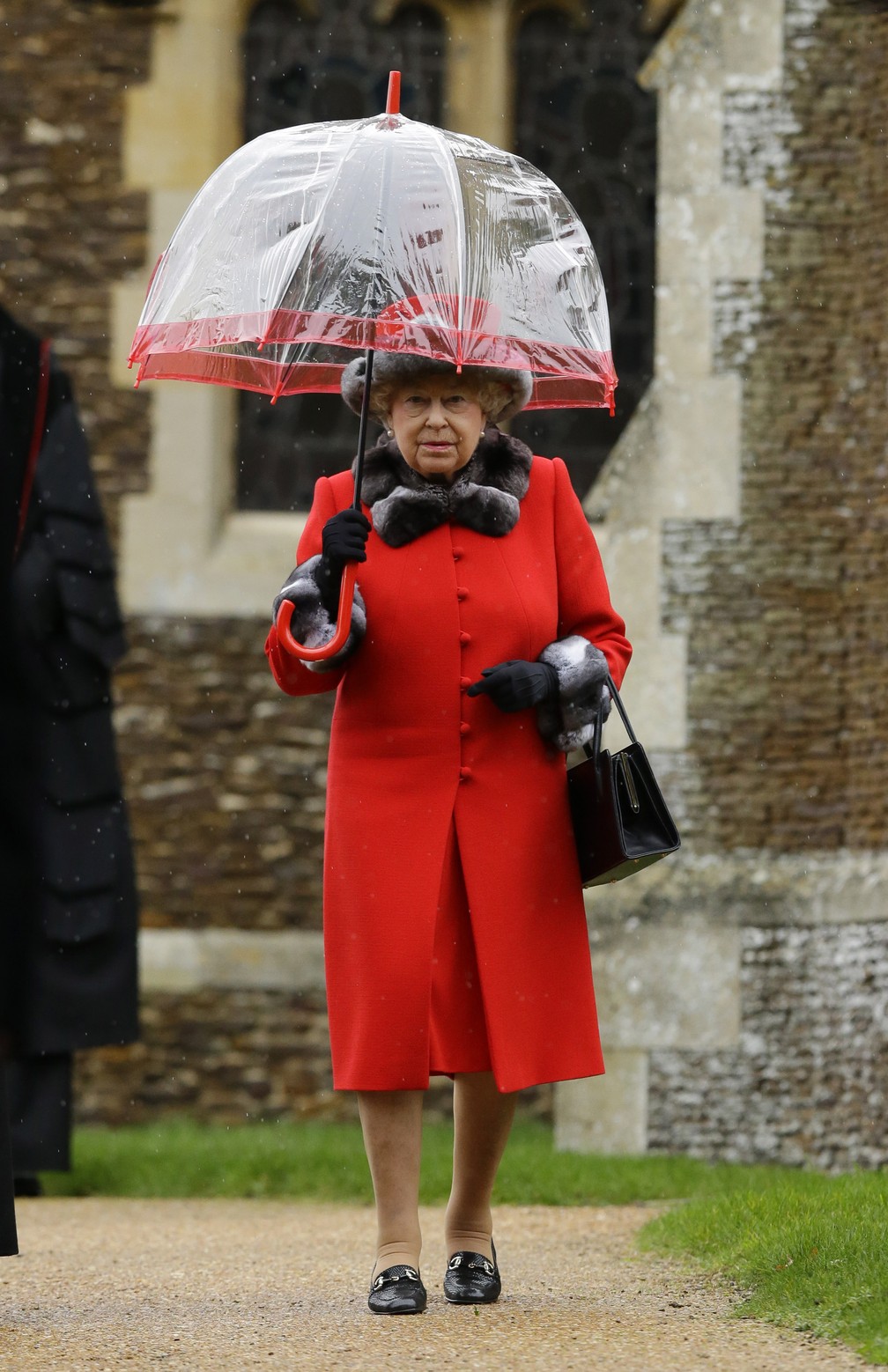 Rainha Elizabeth II é vista depois de participar da tradicional missa de Natal da família real na Igreja de Santa Maria Madalena em Sandringham, Inglaterra, em 25 de dezembro de 2015 — Foto: Matt Dunham/AP/Arquivo