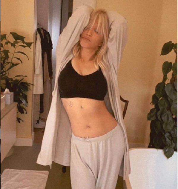 A cantora Courtney Love vestindo os presentes que recebeu da amiga Kim Kardashian (Foto: Instagram)