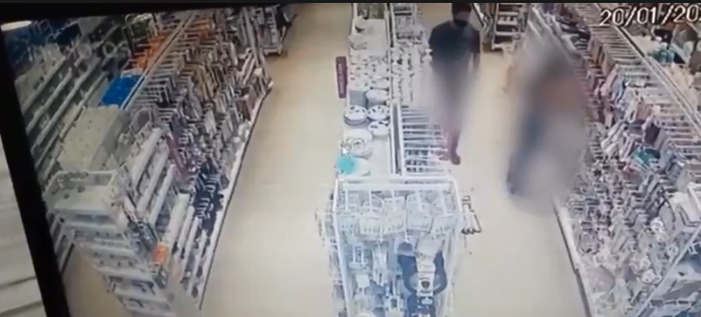 Imagens mostraram homem circulando dentro da loja, próximo da família, antes de cometer crime — Foto: Divulgação