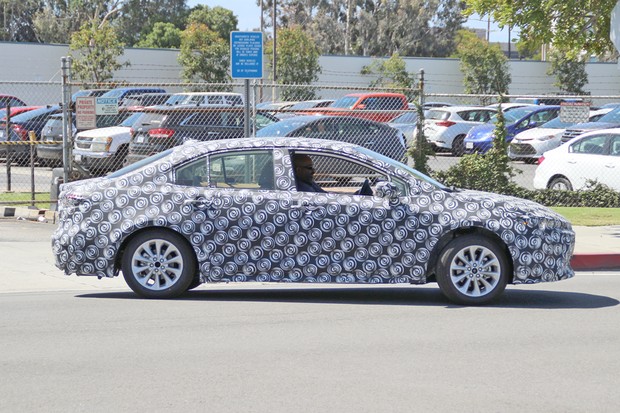 Flagras confirmam que novo Toyota Corolla terá visual semelhante ao do Auris (Foto: Automedia) Flagras confirmam que novo Toyota Corolla terá visual semelhante ao do Auris (Foto: Automedia)