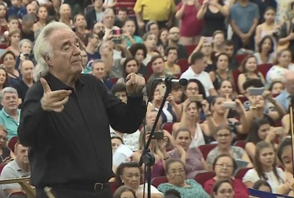 Maestro JoÃ£o Carlos Martins se emociona em primeira apresentaÃ§Ã£o sem tocar piano em TaubatÃ©, SP â€” Foto: ReproduÃ§Ã£o/TV Vanguarda