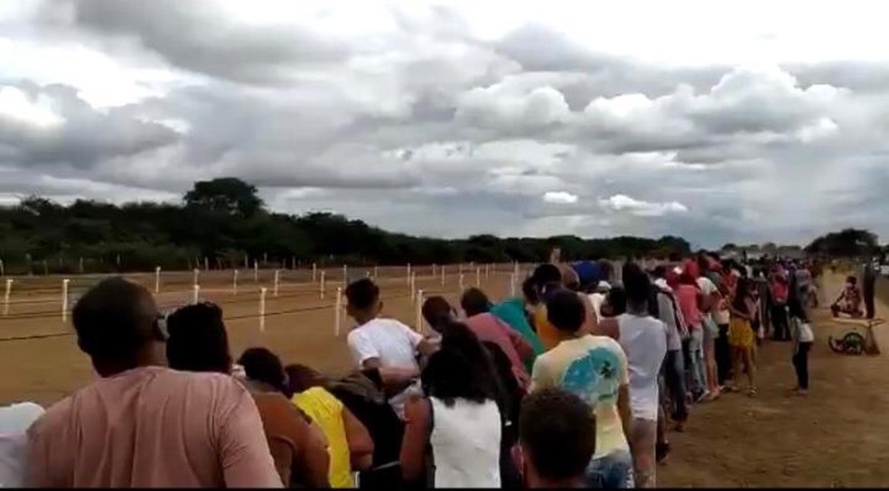 Aglomeração é registrada em evento de corrida de cavalos na cidade de Várzea da Roça — Foto: Redes Sociais
