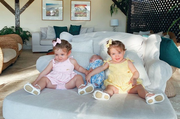 Chiara e Sienna, filhas de Fabiana Justus, conhecem Vicky (Foto: Reprodução/Instagram)
