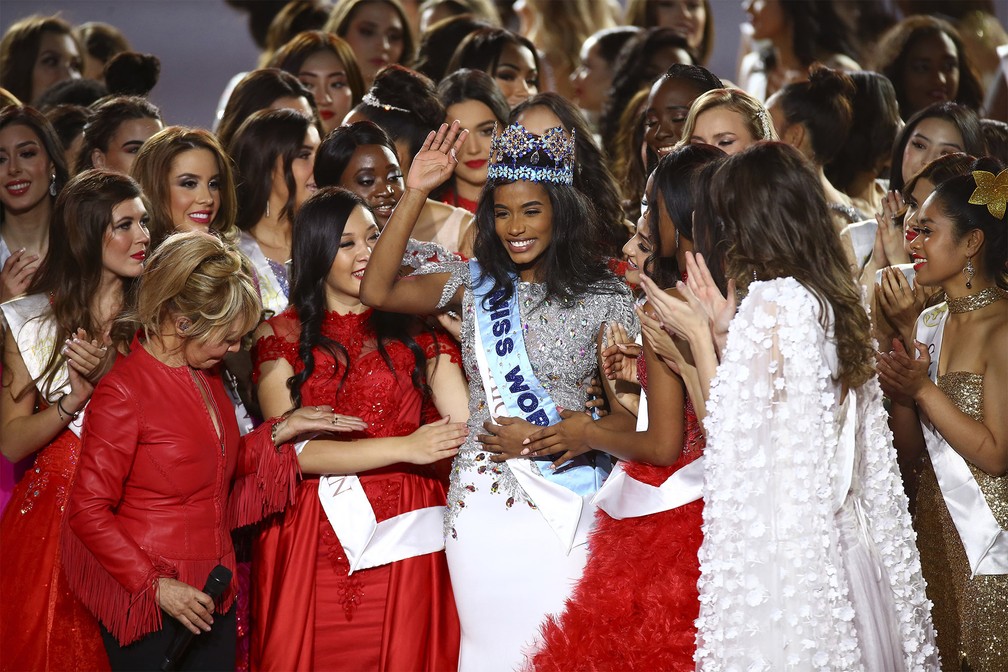 Toni-Ann Singh, da Jamaica, é coroada a nova Miss Mundo em cerimônia em Londres na noite de sábado (14) — Foto: Joel C Ryan/Invision via AP
