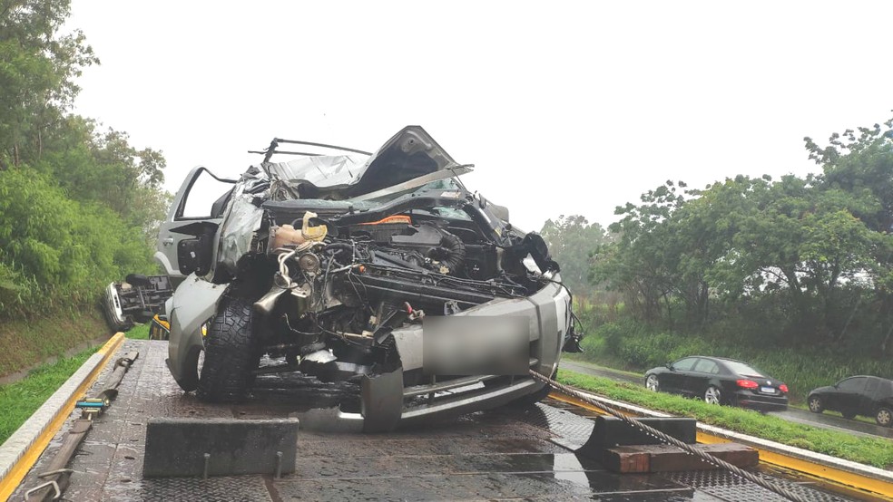 Carro onde estavam duas mulheres ficou bastante danificado — Foto: PRF/Divulgação