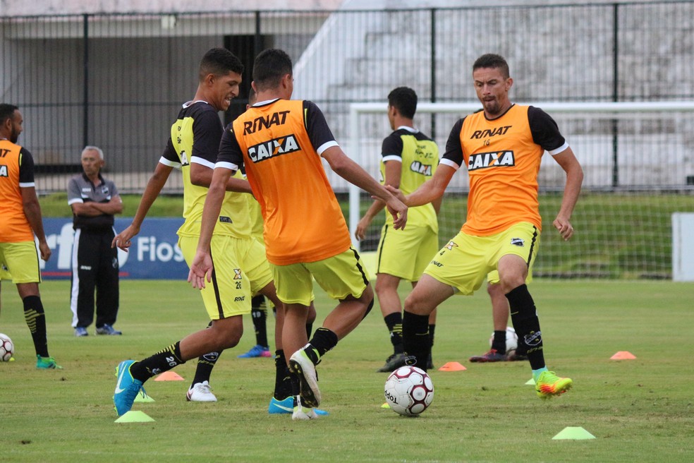 Cleiton (direita) volta a ser relacionado após se recuperar de virose (Foto: Andrei Torres/ABC)