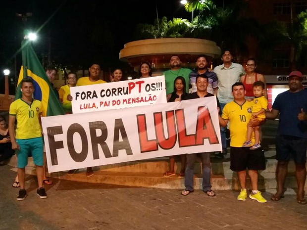 Grupo de aproximadamente 15 pessoas fez ato no Centro de Rio Branco (Foto: Bernardete Freire/Arquivo Pessoal)