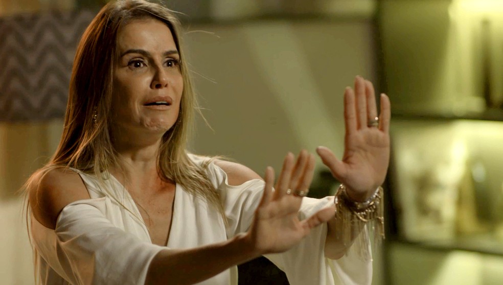 Karola adora fazer um drama (Foto: TV Globo)
