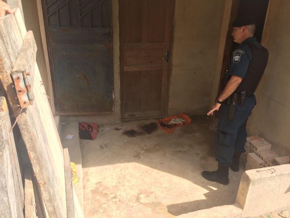 Idoso foi golpeado com faca ainda na área externa da casa onde mora (Foto: Alan Chaves/G1 RR)