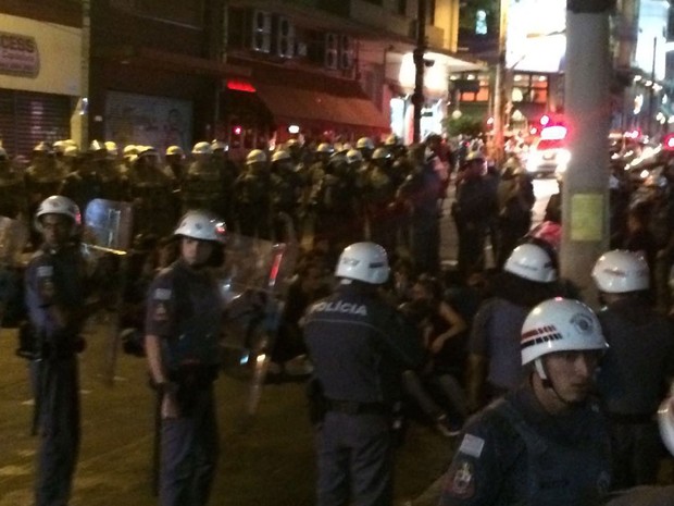 Polícia detém grupo que fazia protesto contra a Olimpíada em São Paulo (Foto: Roney Domingos/G1)