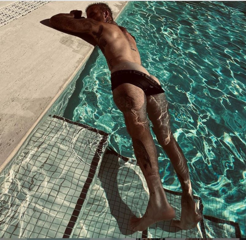 David Beckham toma sol com a sunga parcialmente abaixada — Foto: Reprodução/Instagram