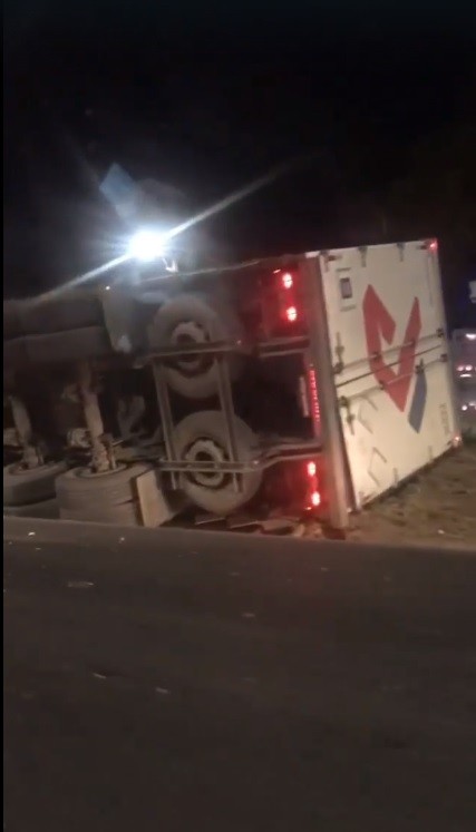 Caminhão carregado com cervejas capota no Anel Rodoviário após colisão com motocicleta
