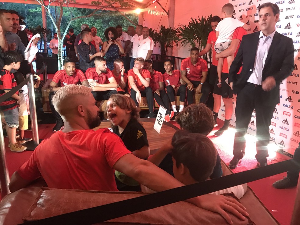 Jogadores prestigiam o evento antes da concentra��o � Foto: Amanda Kestelman/GloboEsporte.com