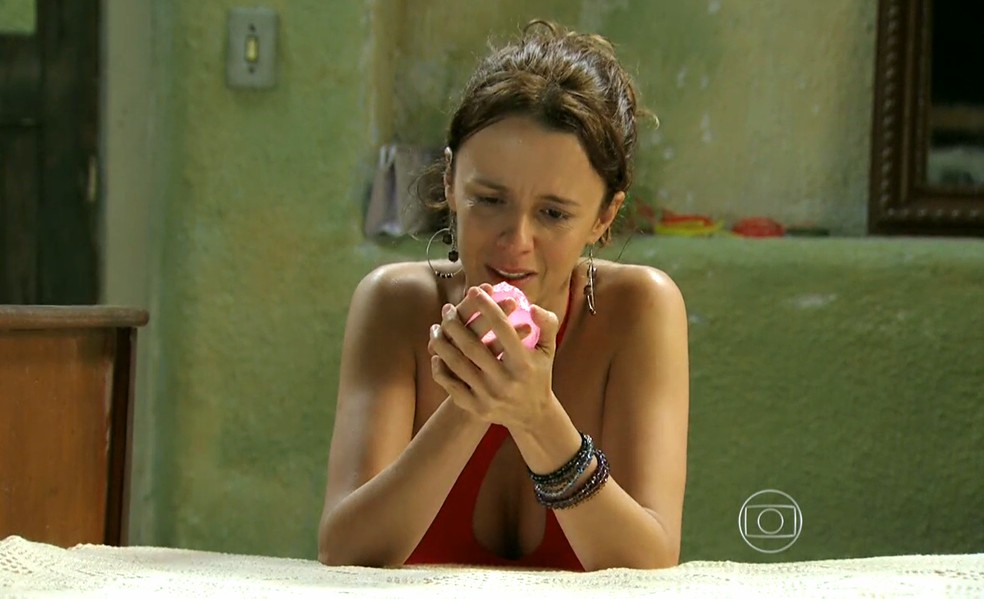 Lorraine (Dani Barros) é encurralada em casa por causa do diamante rosa - 'Império' — Foto: Globo