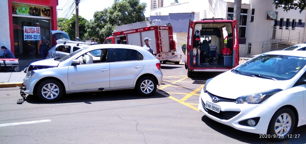 Batida envolveu dois carros em cruzamento no Centro de Presidente Prudente — Foto: Polícia Militar