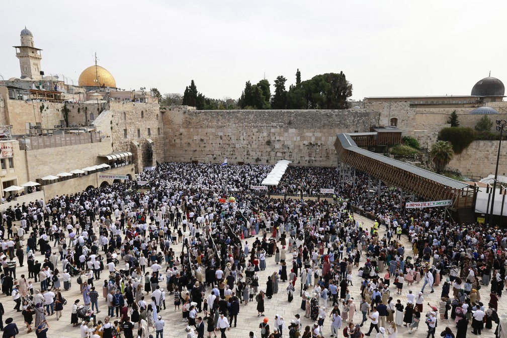 Judeus participam de reza neste domingo de Páscoa no Muro das Lamentações, em Jerusalém.  — Foto: Menahem Kahana/AFP