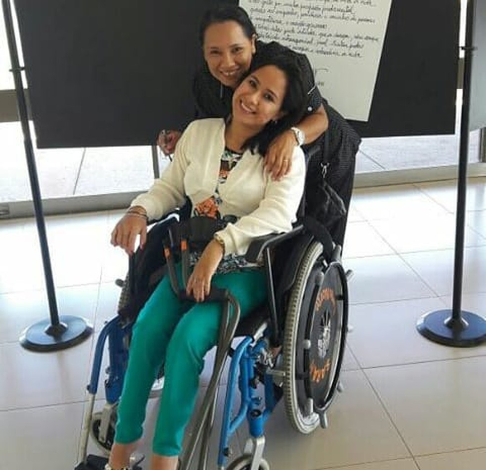 Jornalista acompanhada da mÃ£e durante o tratamento â Foto: Narayana Moura/Arquivo pessoal