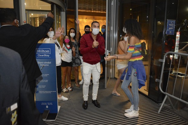 Ex-BBB Gilberto Nogueira, do BBB21, atende fãs na porta de hotel (Foto: Webert Belicio/AgNews)