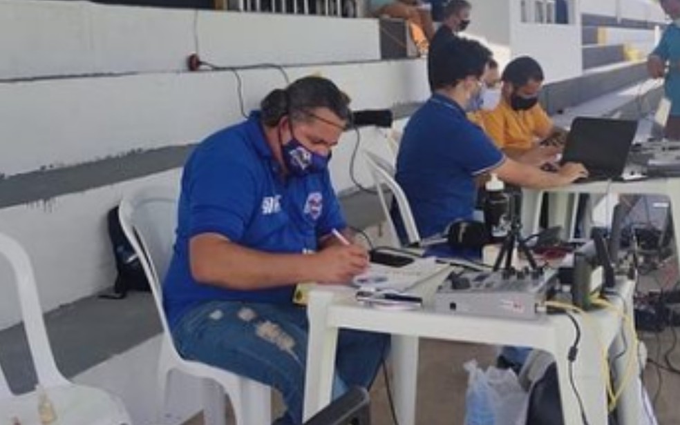 Radialista e narrador esportivo Cleiber Júnior enquanto trabalhava — Foto: Reprodução/Instagram