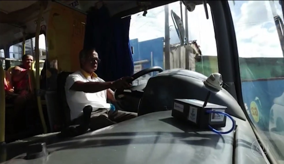 Transmissor instalado no ônibus emite sinal de rádio para o receptor, que fica no pontos de ônibus  (Foto: Reprodução/TV Globo)