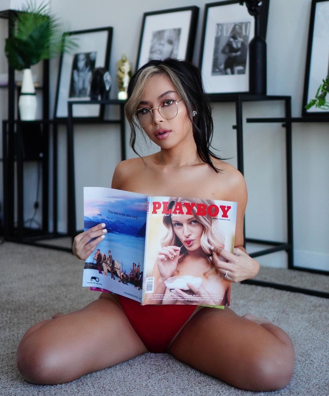 A modelo Christine Mae posa com a edição da revista Playboy que contém seu ensaio (Foto: reprodução)
