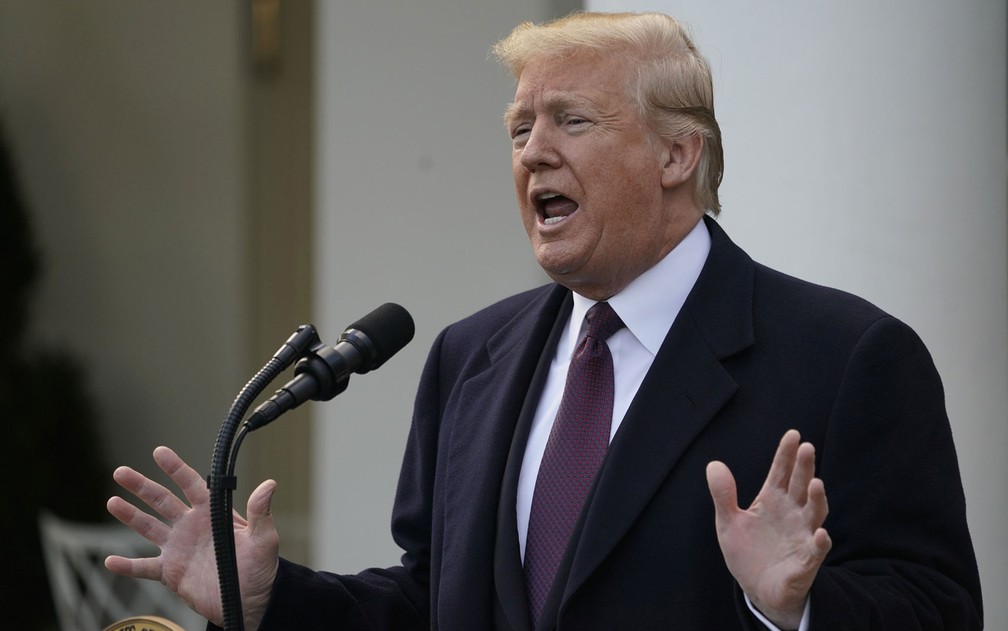 O presidente dos EUA, Donald Trump, fala a jornalistas no jardim da Casa Branca — Foto: Reuters/Jonathan Ernst
