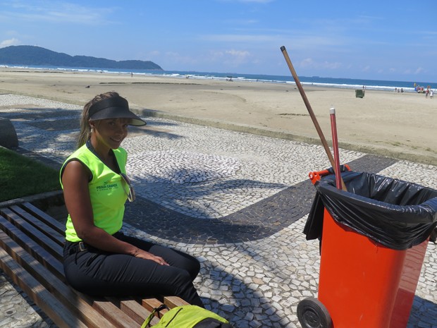 Ana Paula após o serviço de gari, em Praia Grande (Foto: Mariane Rossi/G1)