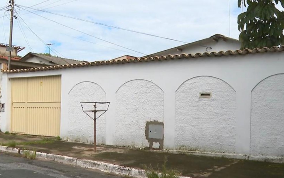Casa onde mulher foi morta no Setor Aruanã III, em Goiânia — Foto: Reprodução/TV Anhanguera