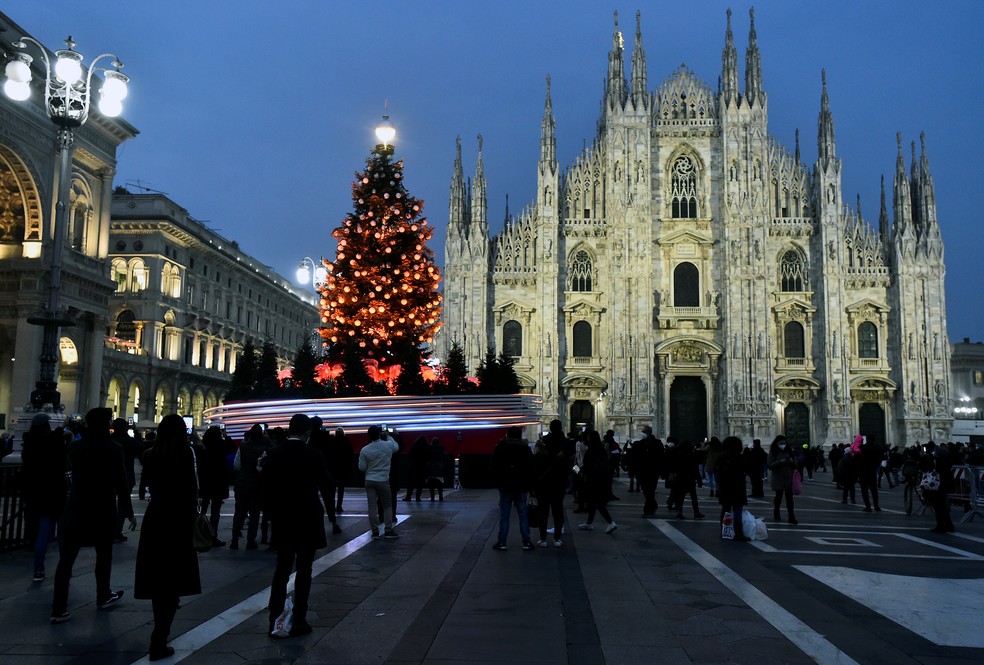 Árvore de Natal em frente ao Duomo, em Milão, na Itália, em 18 de dezembro de 2020 — Foto: Flavio Lo Scalzo/Reuters