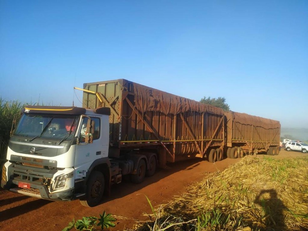 Carro colidiu na lateral de um caminhão bitrem em Taciba  — Foto: Polícia Rodoviária 
