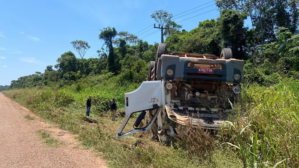 Condutor foi socorrido pelo Samu e encaminhado ao Pronto Socorro Municipal (PSM) — Foto: Ulisses Farias/TV Tapajós
