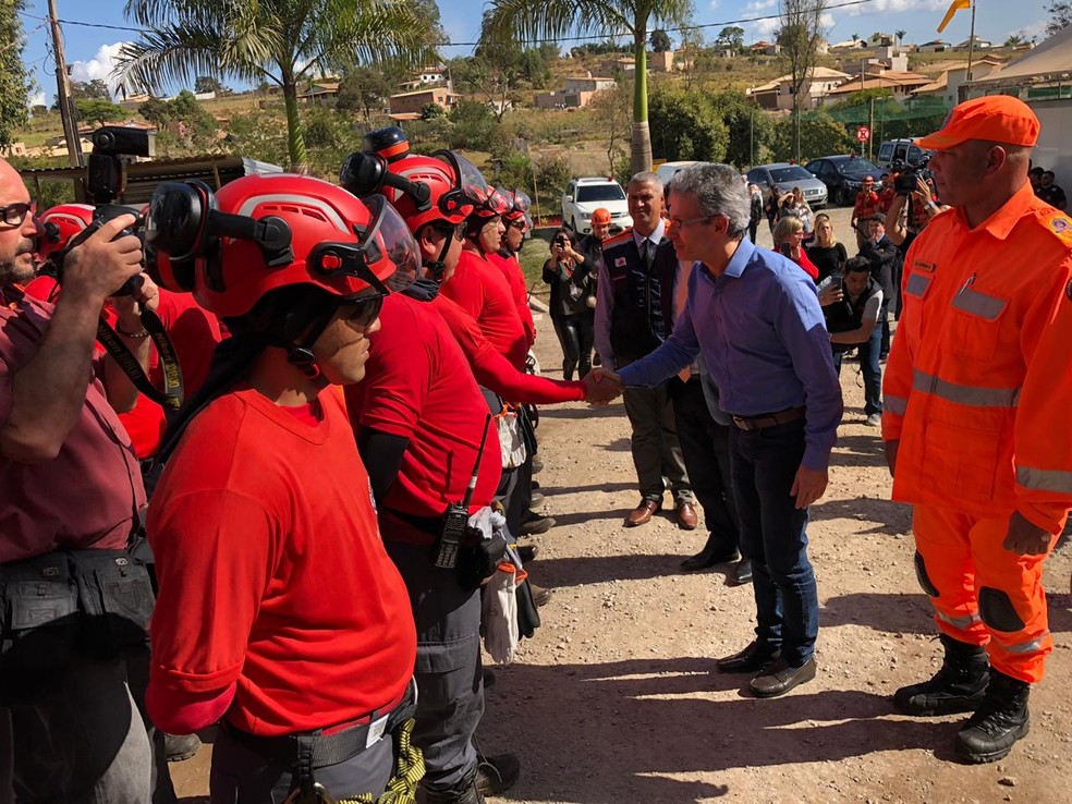 Romeu Zema cumprimenta bombeiros militares antes do anÃºncio da obra em Brumadinho â€” Foto: Danilo Girundi/TV Globo