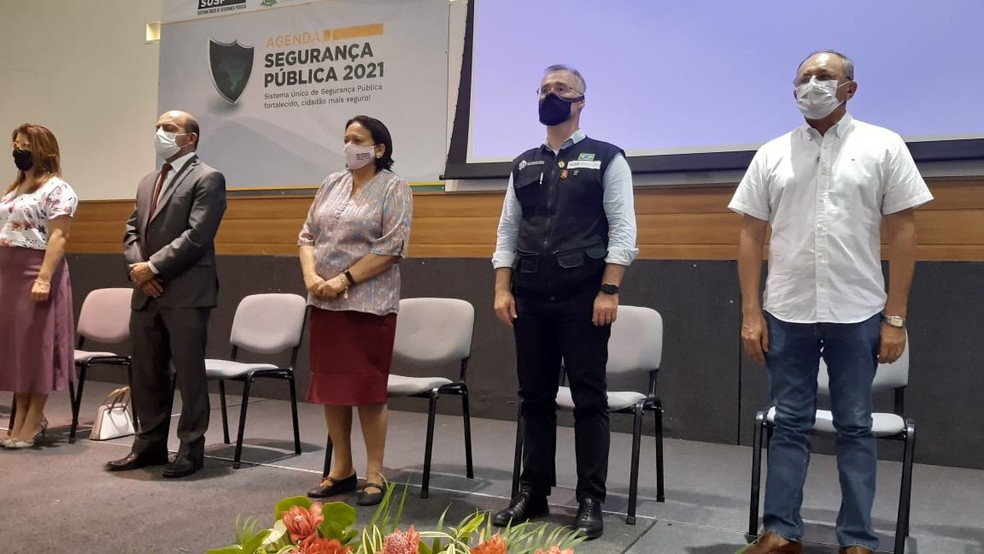 Ministro da Justi&ccedil;a Andr&eacute; Mendon&ccedil;a ao lado da governadora F&aacute;tima Bezerra (PT), do RN &mdash; Foto: S&eacute;rgio Henrique Santos/Inter TV Cabugi