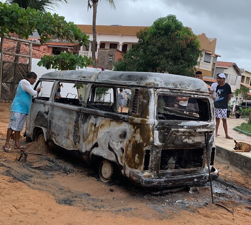 Veículo ficou destruído após pegar fogo na Vila de Jericoacoara — Foto: Arquivo pessoal