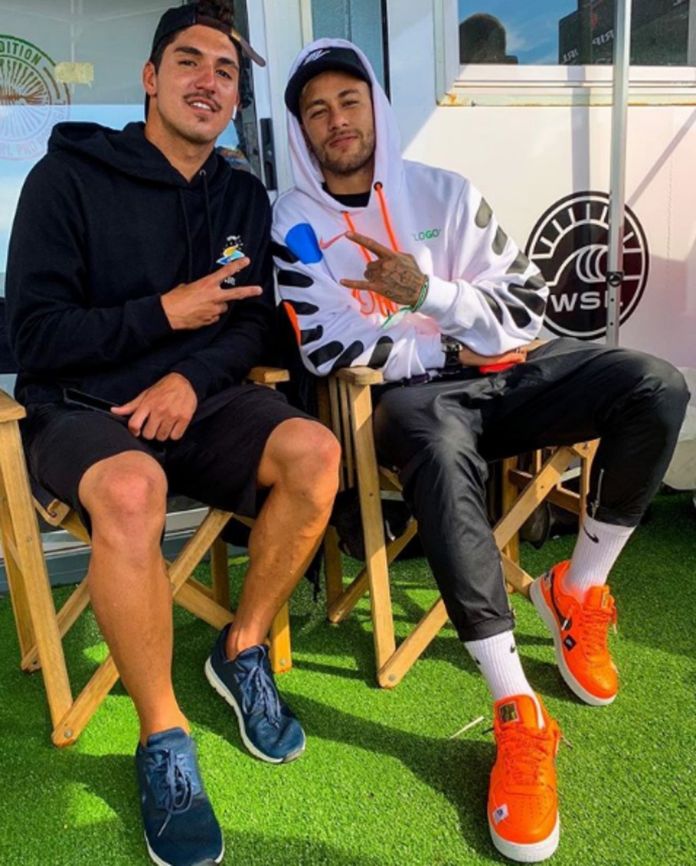 Neymar posa ao lado de Medina na etapa de Peniche do Mundial de Surfe — Foto: Reprodução 