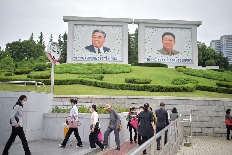 Pedestres caminham em Pyongyang, capital da Coreia do Norte, país mais afetado pela escravidão moderna, de acordo com relatório