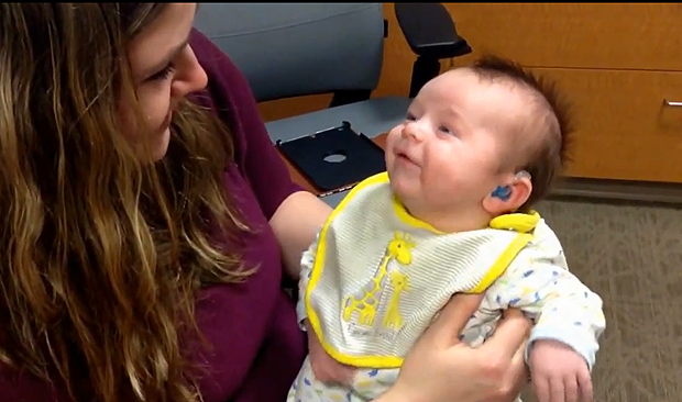 Elijah ouviu a voz da mãe pela primeira vez aos dois meses de idade (Foto: Reprodução/YouTube)