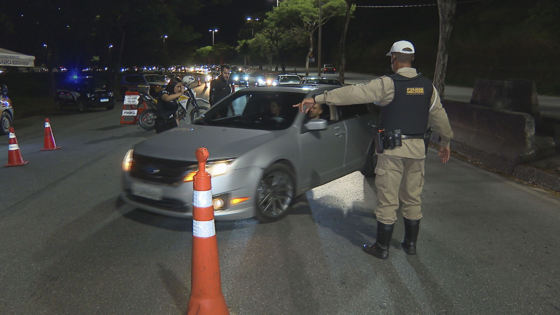Motoristas são presos em operação da 'Lei Seca' em BH após teste do bafômetro constatar embriaguez