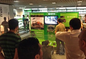Na falta do PS4 na Fnac da Av. Paulista, consumidores se divertiam com o Xbox One, da Microsoft (Foto: Gustavo Petró/G1)