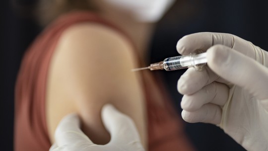 Por que as mulheres são essenciais para a retomada do plano vacinal no Brasil?