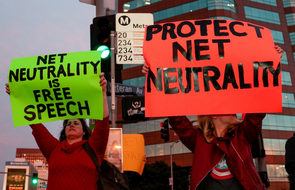 Manifestantes protestam contra fim da neutralidade de rede em Washington, capital dos Estados Unidos. (Foto: Kyle Grillot/Reuters)