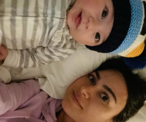 Thaila Ayala ao lado do filho Francisco  (Foto: Reprodução / Instagram)