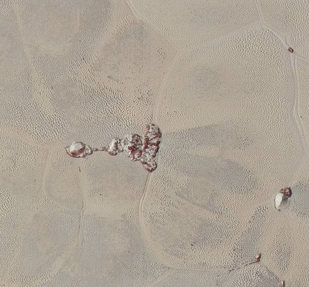 Na imagem é possível ver duas montanhas gélidas isoladas (Foto: NASA)